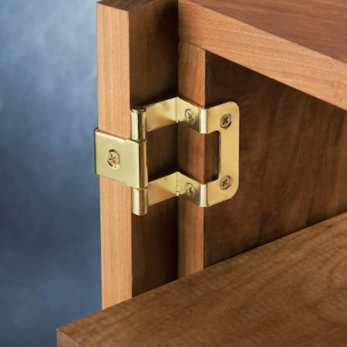 Overlay hinge for frameless cabinet