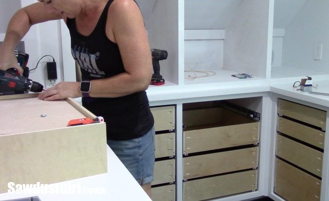Installing cabinet drawers