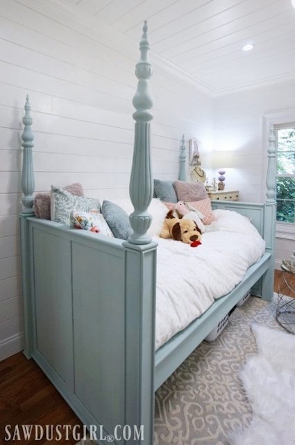 Pretty Bedroom idea: Upcycle bed