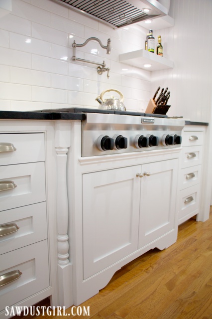 Gas cooktop cabinet with decorative legs