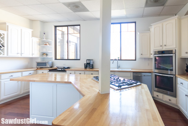 white paint makes an ugly kitchen look SO much better